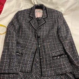 Tahari women’s suit